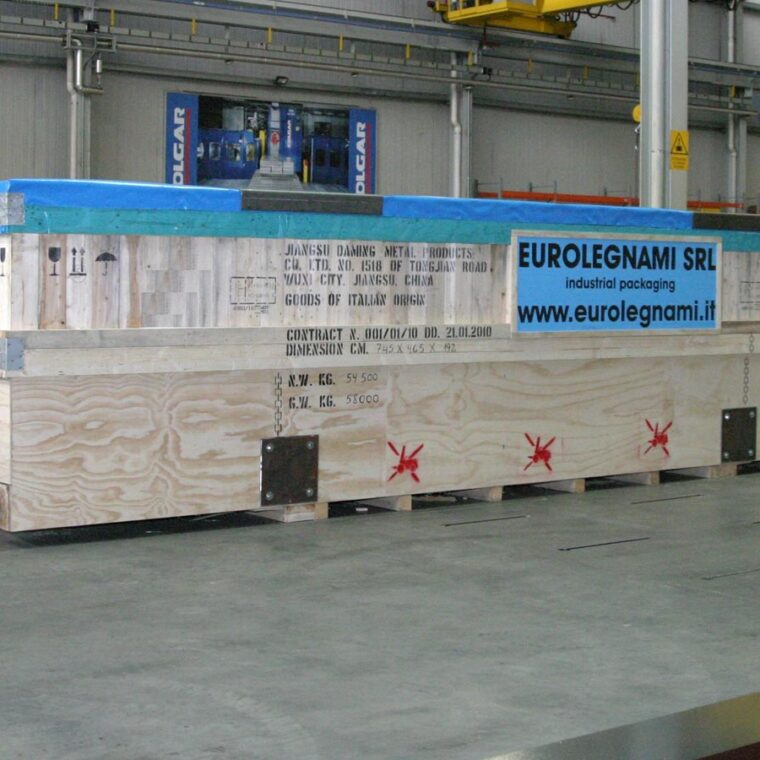 insieme di casse in abete